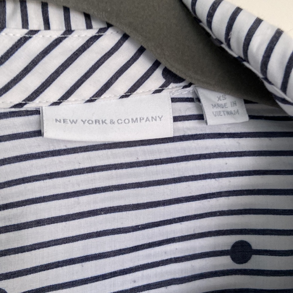Cute button down - Picture 2 of 3